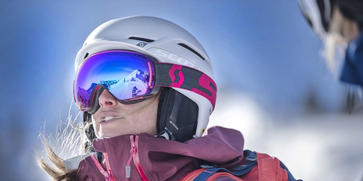 Femme En Vêtements De Ski Avec Casque Et Lunettes De Ski Sur