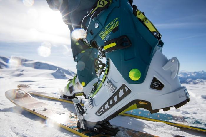 Scharnier bij een tourski binding