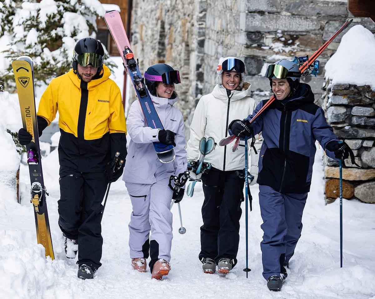 4 esquiadores caminando por la estación
