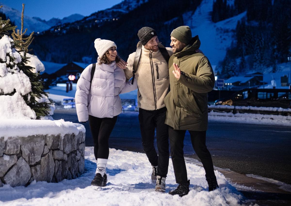 esquiadores caminando por la estación tras una jornada de esquí